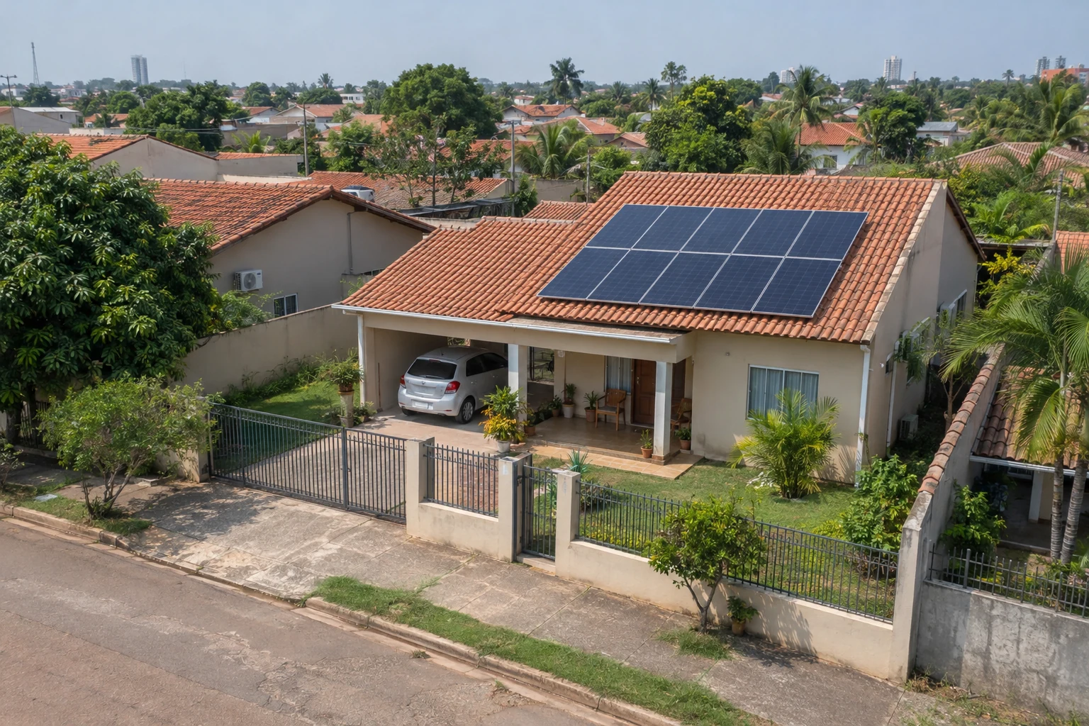 Casa residencial com placas solares instaladas no telhado