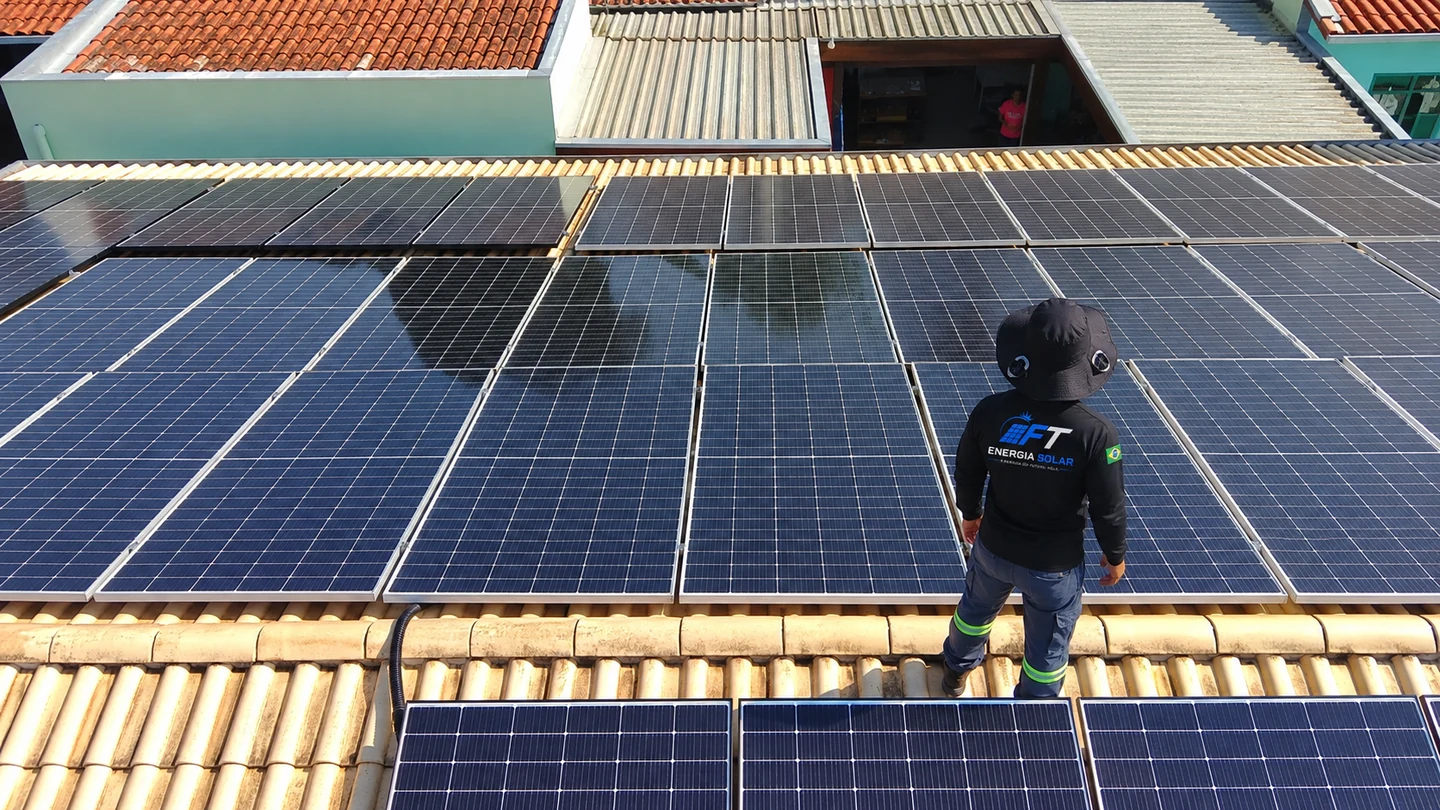Profissional da FT Energia Solar em uma instalação real de painéis solares